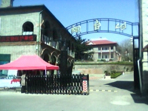 煙臺(tái)山公園伸縮門案例 - 中出網(wǎng)-智能出入口門戶
