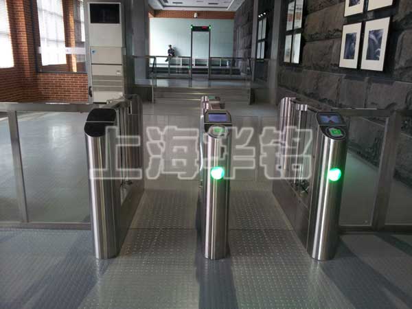 上?？萍季W(wǎng)通道閘案例 - 中出網(wǎng)-智能出入口門(mén)戶(hù)