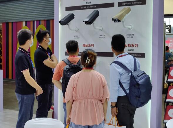 海納系列的全能車牌識別廣告盒VBOX在現(xiàn)場進行通電演示