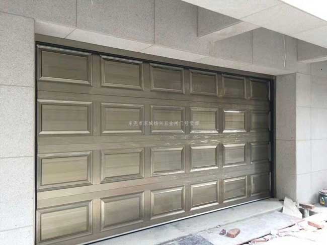 莞城中心翻板電動(dòng)車庫(kù)門(mén)案例 - 中出網(wǎng)-智能出入口門(mén)戶