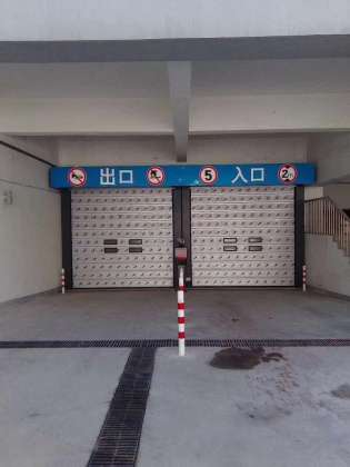 硬質快速門