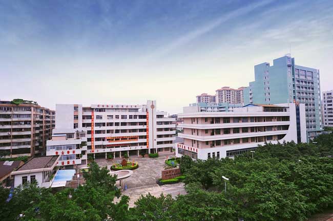 佛山市華材職業(yè)技術(shù)學(xué)?？偛客＼噲鱿到y(tǒng)案例 - 中出網(wǎng)-智能出入口門戶