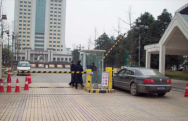 成都市溫江區(qū)西南財(cái)經(jīng)大學(xué)道閘案例 - 中出網(wǎng)-智能出入口門戶