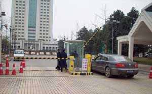 成都市溫江區(qū)西南財經(jīng)大學(xué)道閘案例 - 中出網(wǎng)-智能出入口門戶