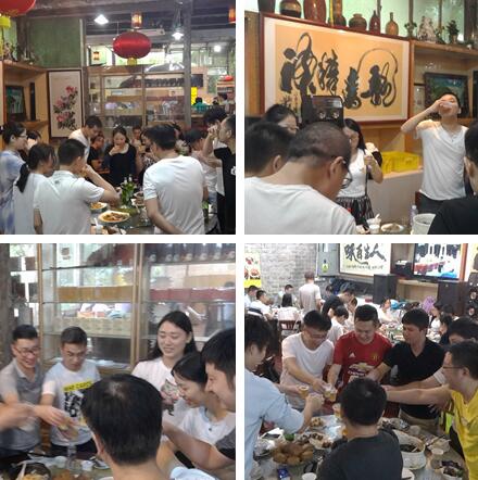 酒席間，大家開懷暢飲