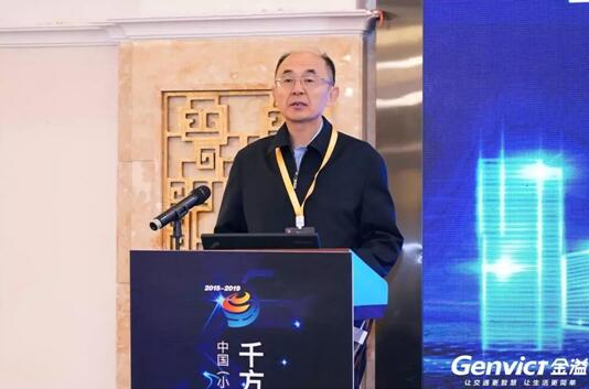 圖為大賽總裁判長、交通運(yùn)輸部總工程師周偉主持比賽