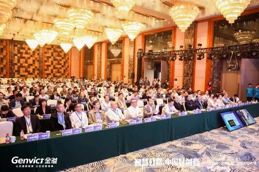 智慧公路主題主題賽現(xiàn)場，專家評委正在觀看項目路演