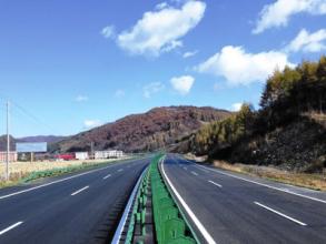 慶賀鶴崗出安智能道路護(hù)欄進(jìn)駐黑龍江省鶴大高速公路